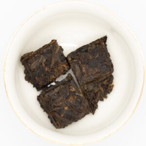 Старе дерево - молодий лист